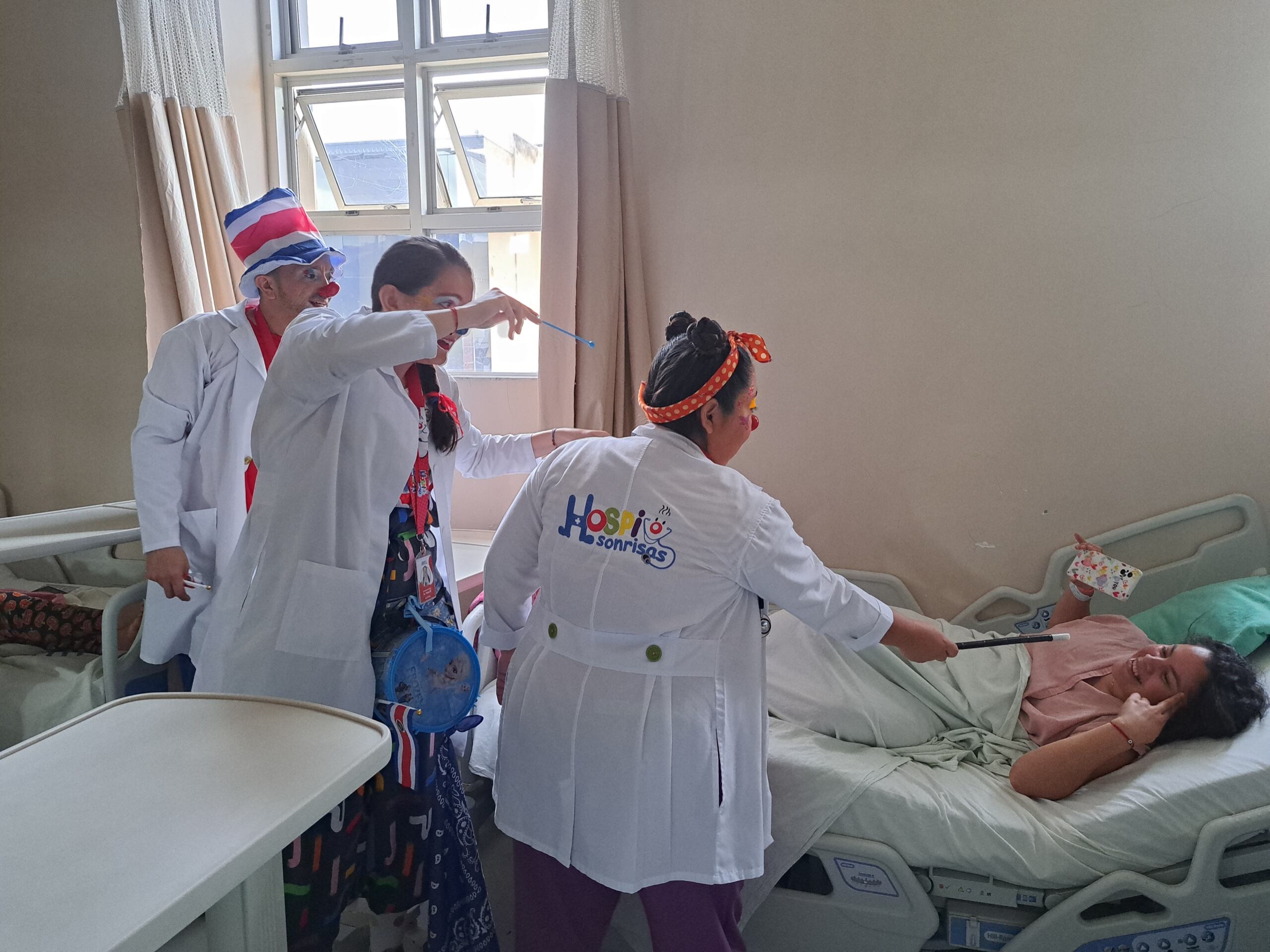 Payasos, risas, alegría y felicidad como una “pastillita” para ayudar a mejorar la salud de los pacientes, es lo que usarán varios médicos del país en diferentes centros de salud de la Caja Costarricense de Seguro Social