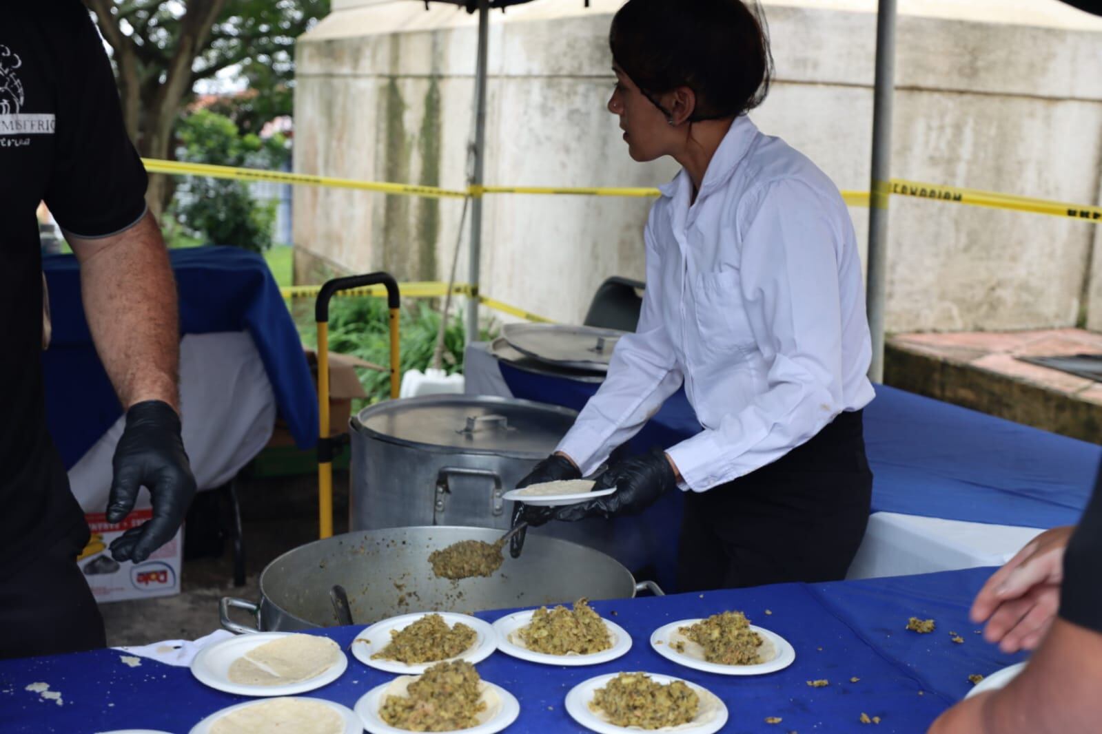 Se repartieron más de 3.500 gallos del picadillo de chicasquil más grande de la historia en el parque de Escazú como parte de las actividades de las fietas patronales 2024.