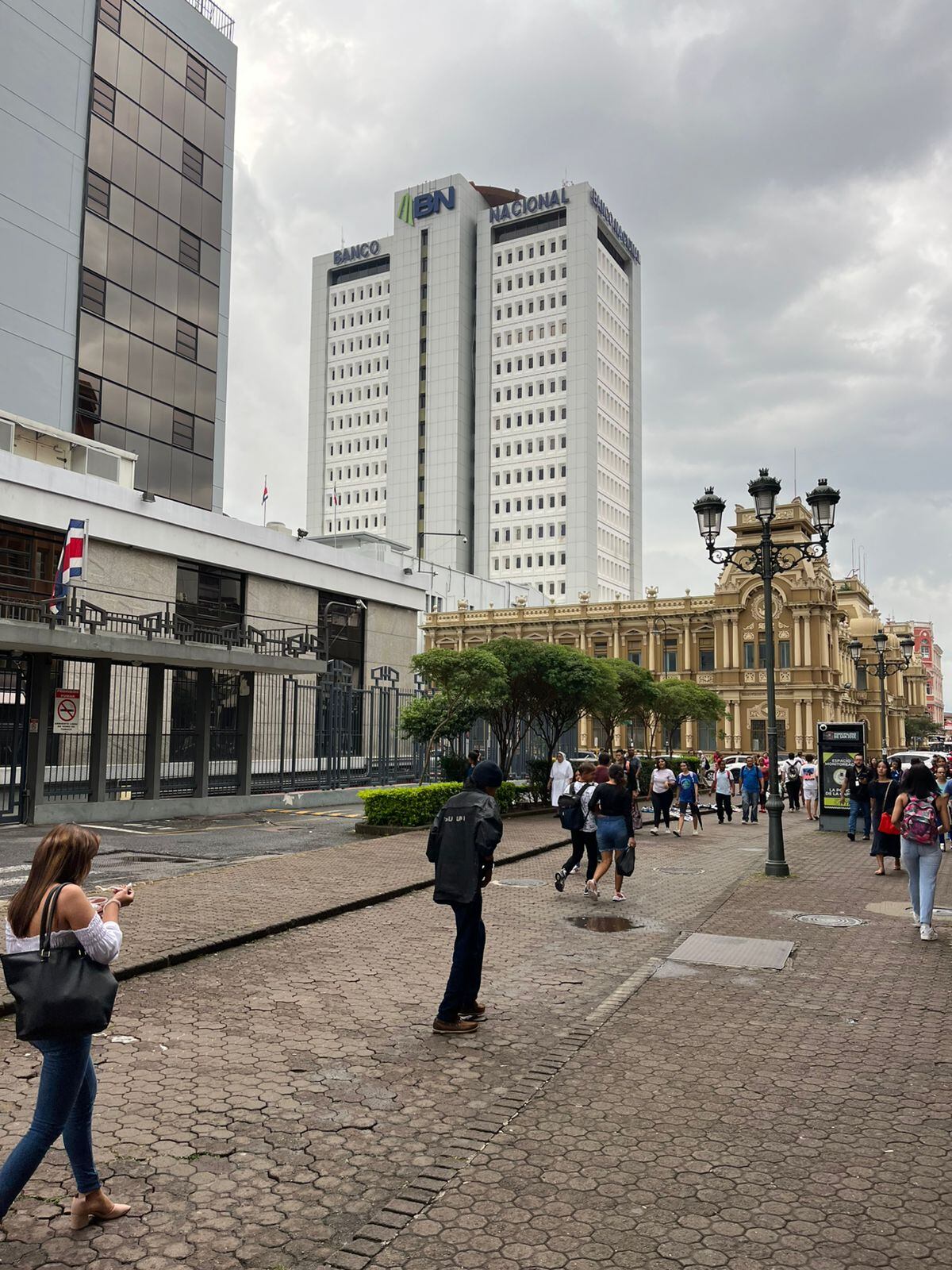 Flash corre por el puro centro de San José a 200 metros del Mercado Central en una de las últimas revistas de la mundialmente famosa y megaempresa DC Comics, además, Batman y Batichica huyen cerca del túnel Zurqui. El gran responsable de que podamos ver a Flash corriendo en Costa Rica es un vecino de La Guácima de Alajuela, Daniel Mora Chaves, conocido en el universo DC Comics como Dan Mora, uno de los mejores dibujantes del mundo según la propia empresa de comics.