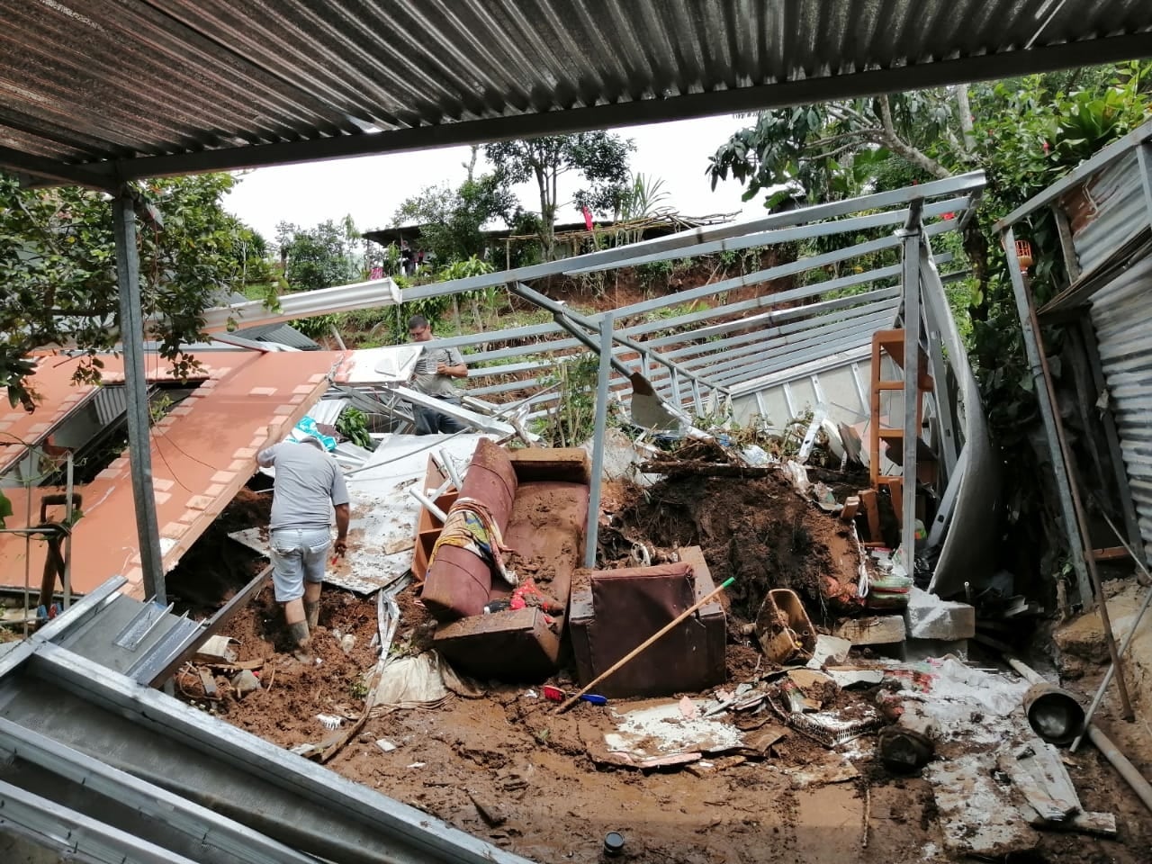 Luis Alfaro Rivera y su familia lo perdieron todo por un terraplén que destruyó su casa en Barbacoas de Puriscal. Foto cortesía Luis Alfaro.
