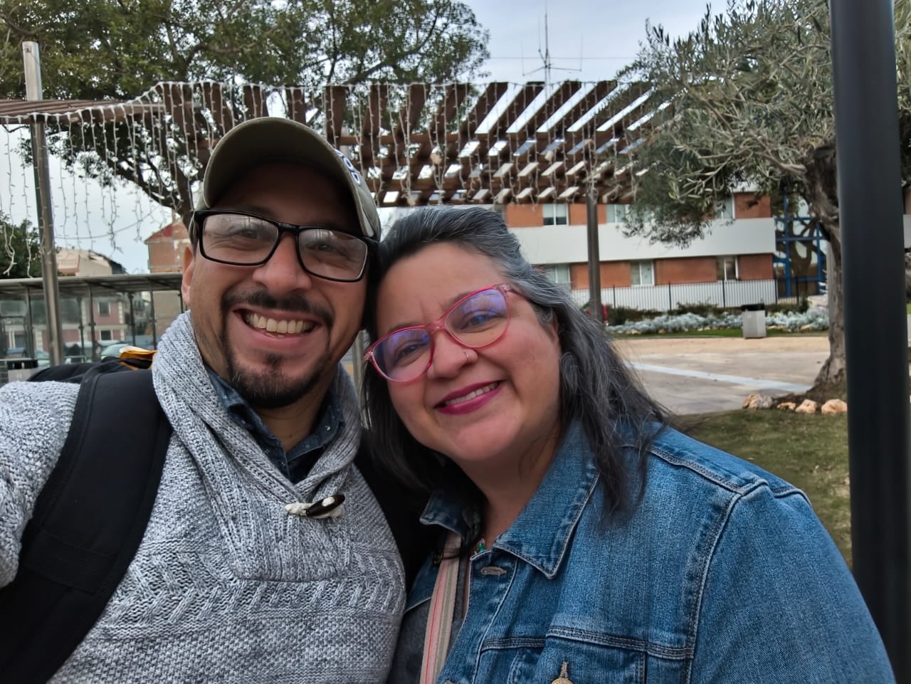 Don René Sandoval, su esposa (Laura Sánchez) y sus dos hijas componen una familia tica que vive en Armenia y viajará a Roma para votar el 1 de febrero, dejando en casa a la perrita Sol