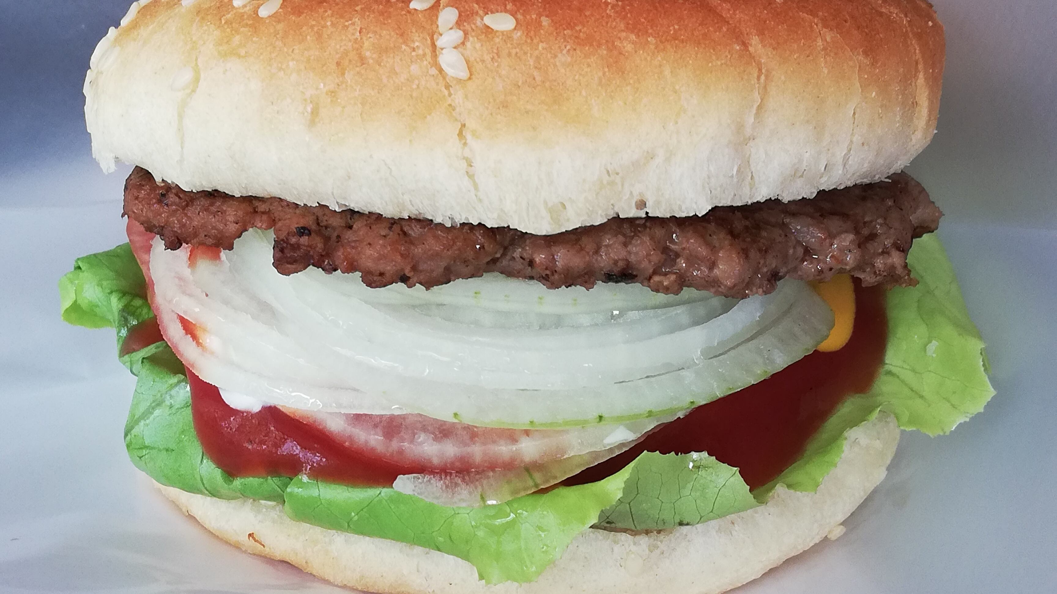 “Hamburguesas Junior’s”  tiene 45 años de vender en una ventanita al costado oeste del parque Central de San José