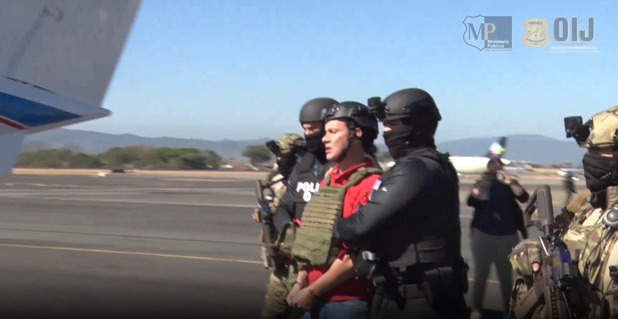 Celso Gamboa y Edwin López, alias Pecho de rata, fueron trasladados en un avión de la DEA hacia Estados Unidos. Son los primeros extraditados de Costa Rica por narcotráfico.