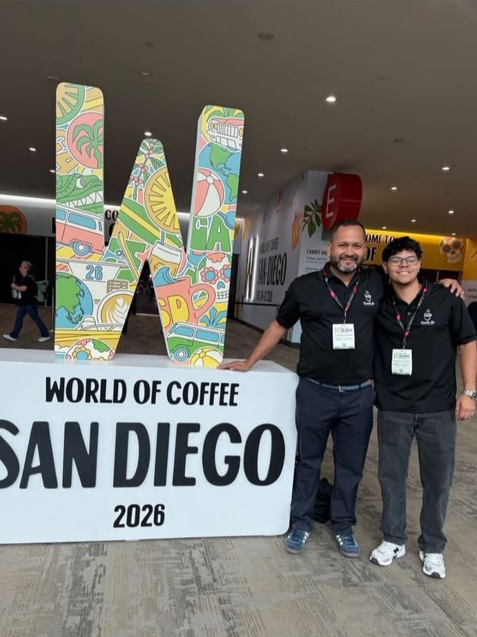 Cinco cafeterías costarricenses se incluyeron en el ranking de América de The Best Coffee Shops para Norteamérica, Centroamérica y el Caribe, que se hizo público el 11 de marzo en el marco de World of Coffee San Diego, California. Susan Ugarte Vargas con su cafetería "Donde Su", se ubicó en el puesto 83. En la foto, el esposo Javier Villalobos y el hijo mayor del mismo nombre.