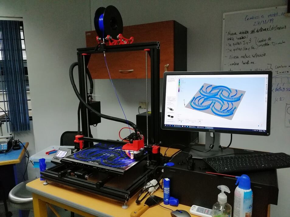 Coronavirus UCR suda la gota gorda haciendo protectores faciales para hospitales