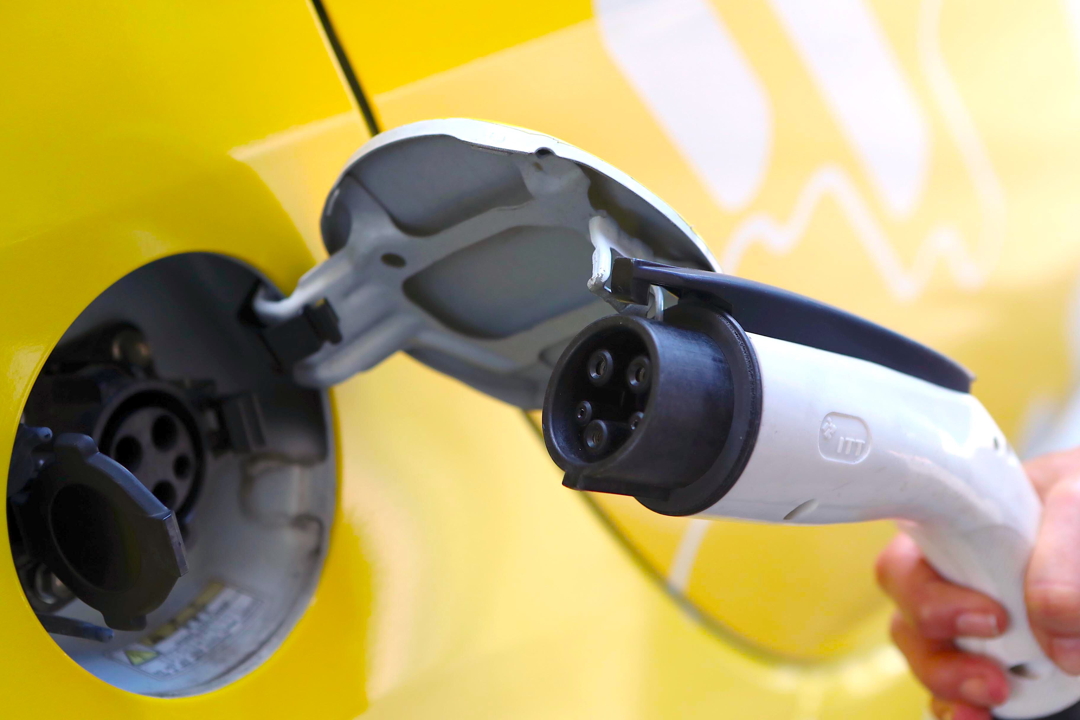 Cargador para vehículo eléctrico en una estación de recarga, ilustrando la falta de puntos de carga en medio del crecimiento de la flotilla de autos eléctricos.