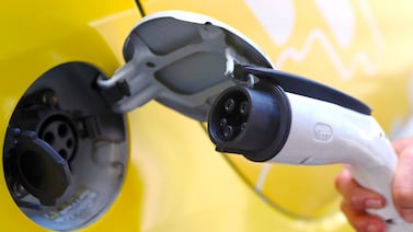 Si quiere comprar un carro eléctrico, esto es lo que debe saber sobre el aumento del impuesto que anunció Rodrigo Chaves