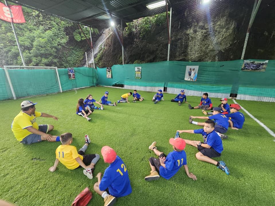 Ricardo Juárez Juárez, de 54 años, nació en la comarca El Manzano, en el municipio El Viejo, Chinandega, Nicaragua y a los 32 años se vino para Costa Rica y en La Carpio creo una academia de béisbol para rescatar niños y jóvenes de las drogas