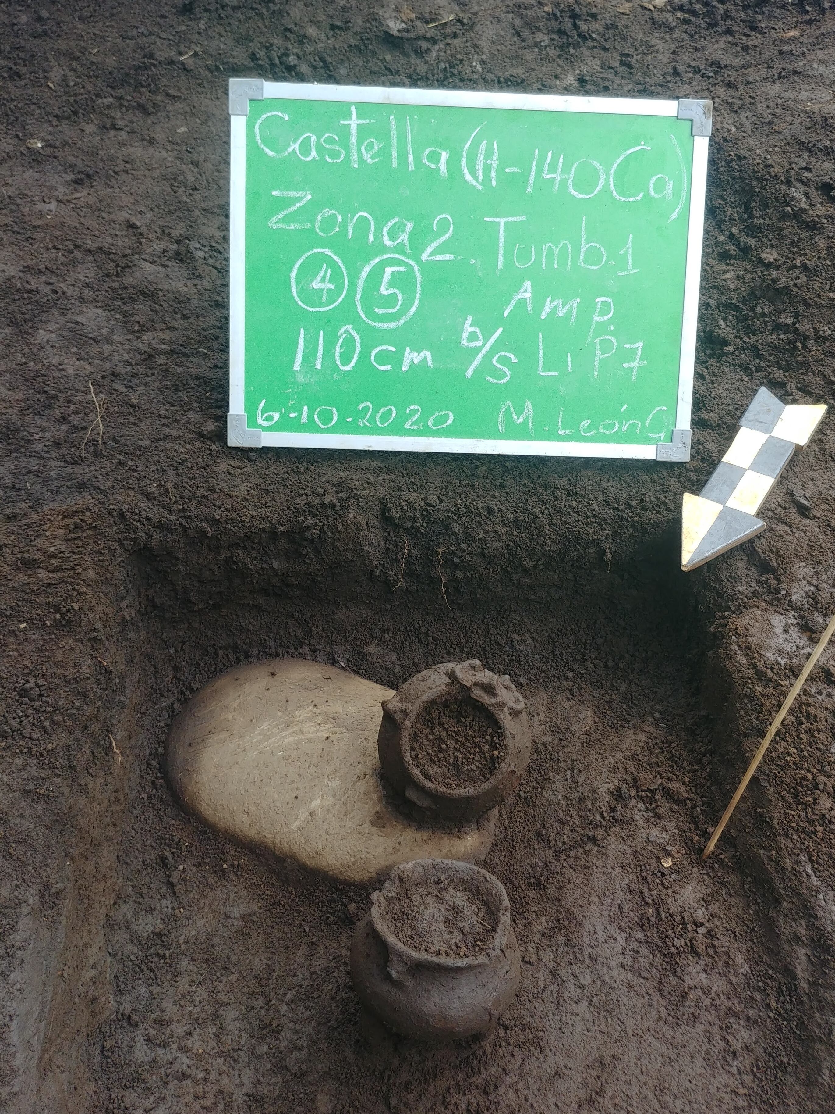 Cuatro tumbas precolombinas fueron el descubrimiento que arquéologos realizaron en las obras de la ruta San José-San Ramón, específicamente en el conector Barreal-Castella, muy cerca del Conservatorio Castella en Heredia.