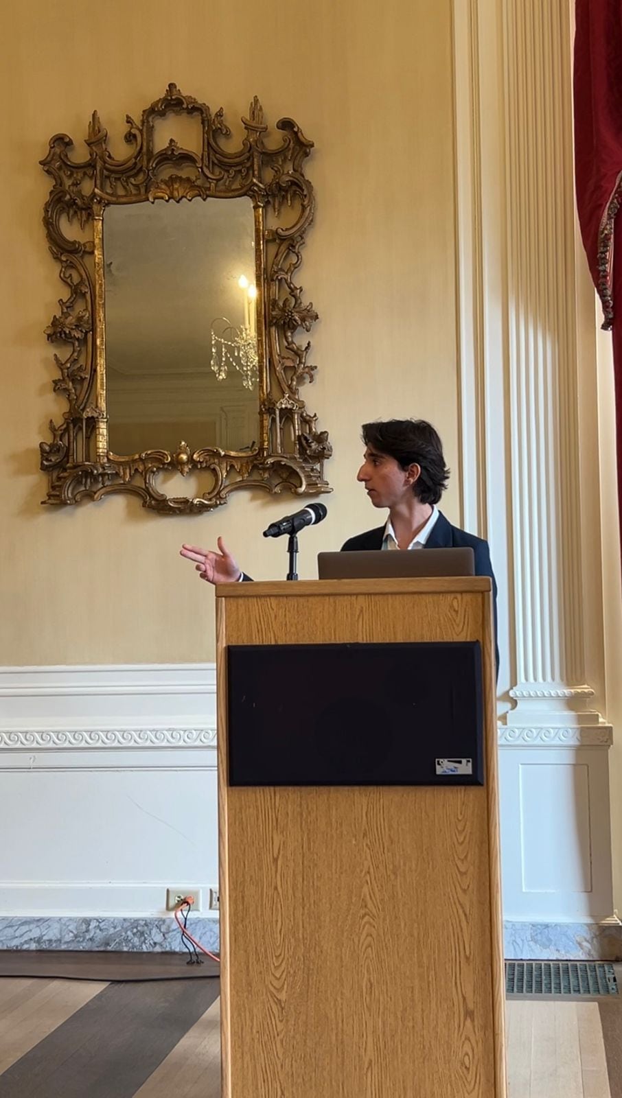 Santiago Retana Rojas, un joven sancarleño de 16 años , se convirtió en el primer latinoamericano en recibir el reconocimiento de Mejor Orador (Best Speaker) en la conferencia The International Research Journal and Conference (TIRJC) 2026, celebrada en la Universidad de Harvard, en Cambridge, Massachusetts.