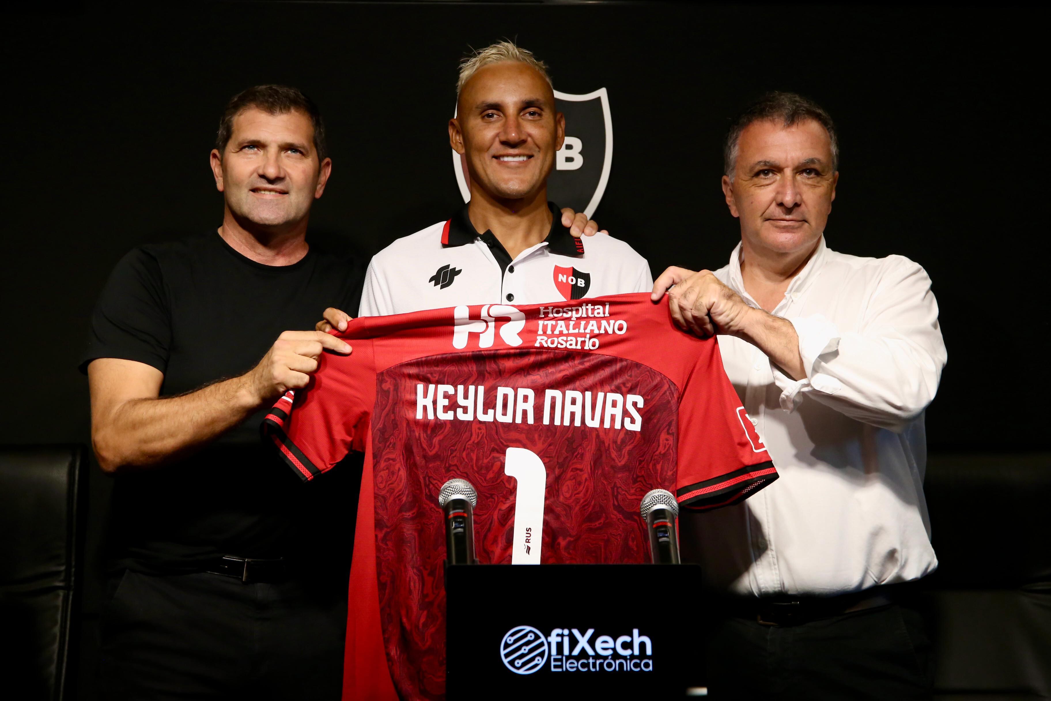 El presidente de Newell's Old Boys, Ignacio Astore (derecha), le entregó la camisa 1 de los "leprosos" a Keylor Navas.