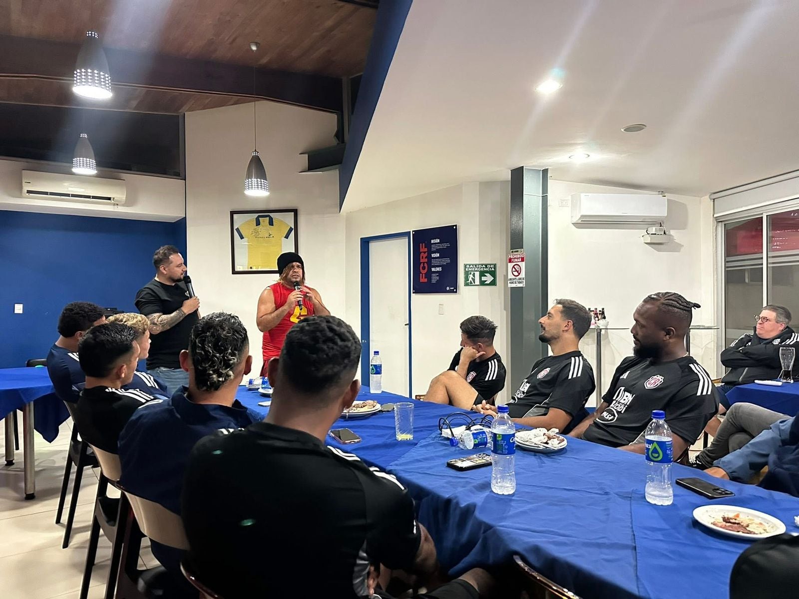 Humoristas de La Base Podcast con los jugadores de la Selección Nacional de Costa Rica previo al partido contra Nicaragua.