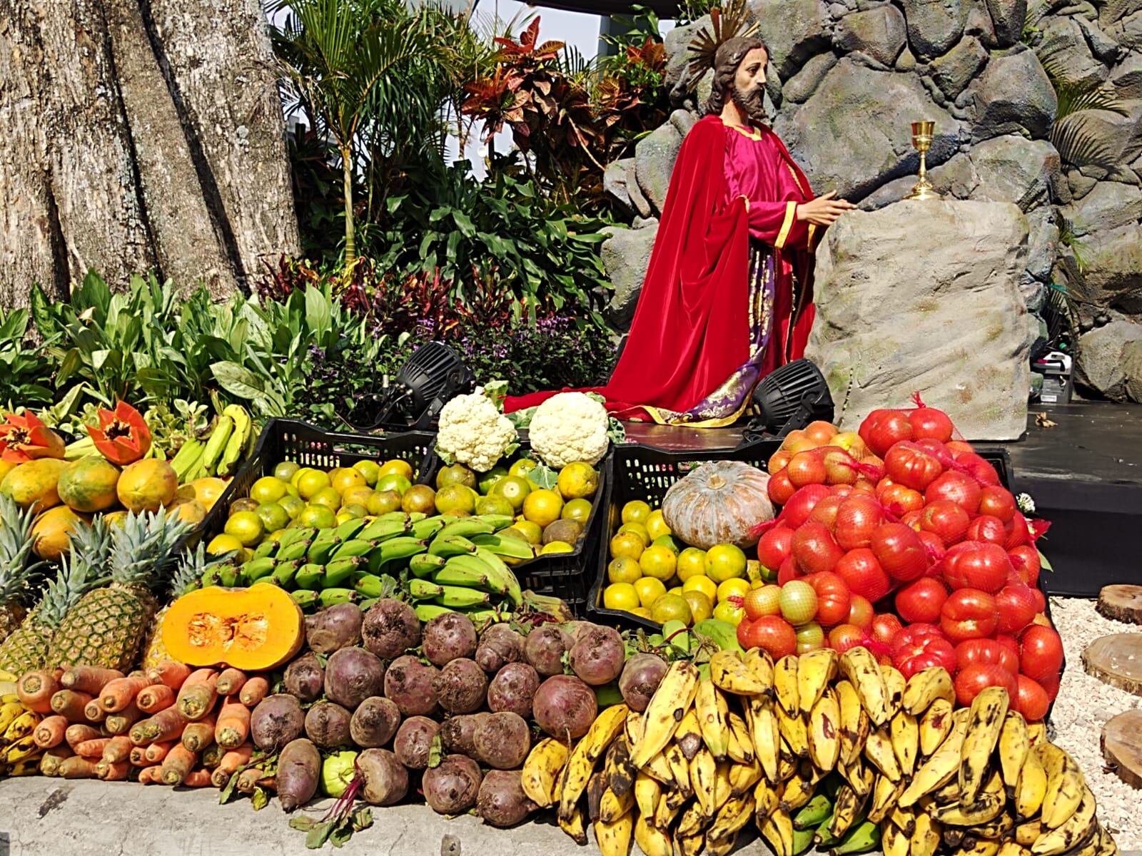 En medio de la celebración religiosa del recordatorio de Jesús en el huerto, se crea todo un huerto lleno de frutas, verduras, vegetales y todo tipo de comidas donadas por los trameros.