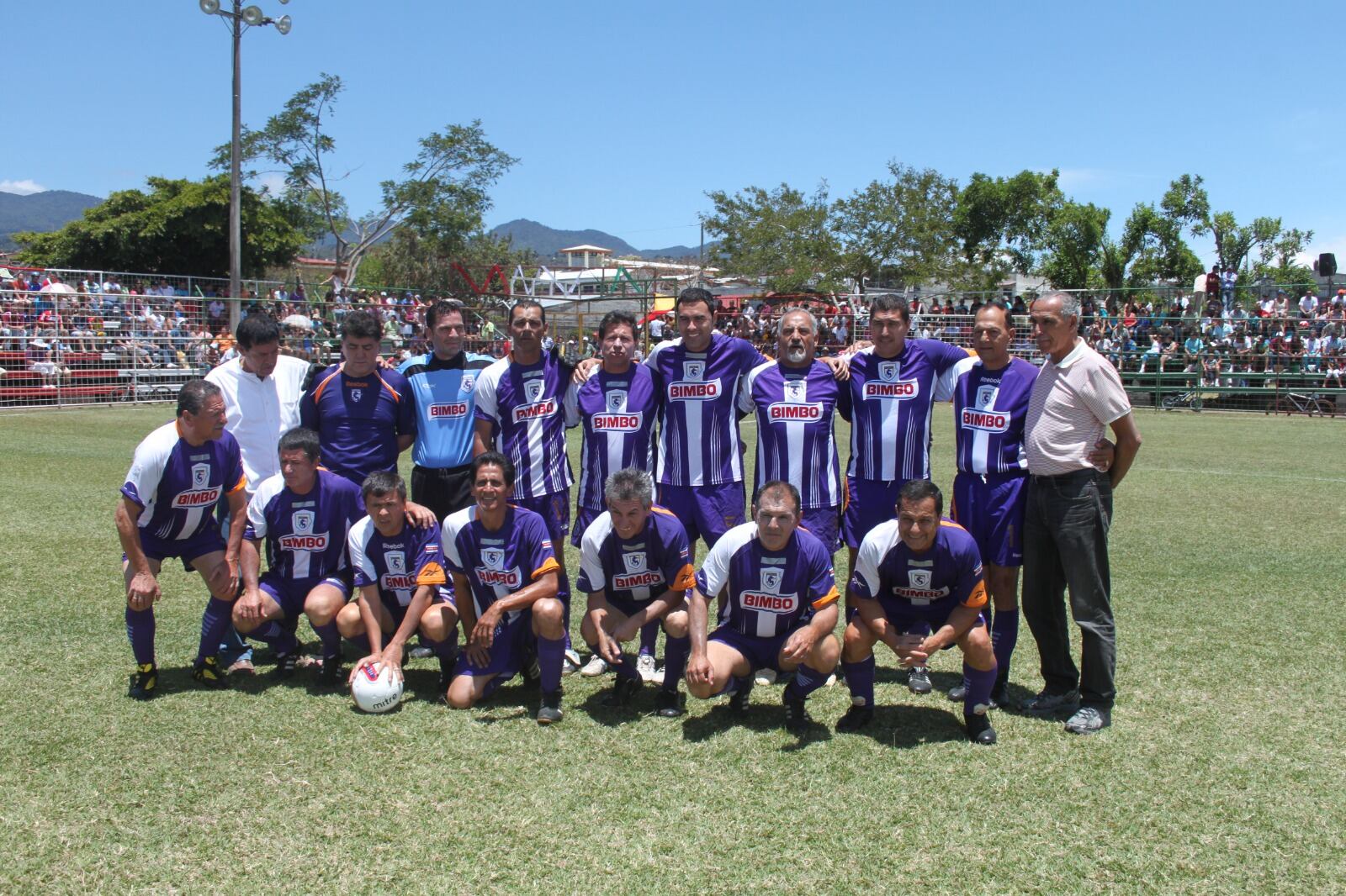 Jorge Jiménez jugó con Saprissa y Cartaginés en los años 80 y afirmó a cuál equipo le va, para el partido de este sábado. Cortesía.