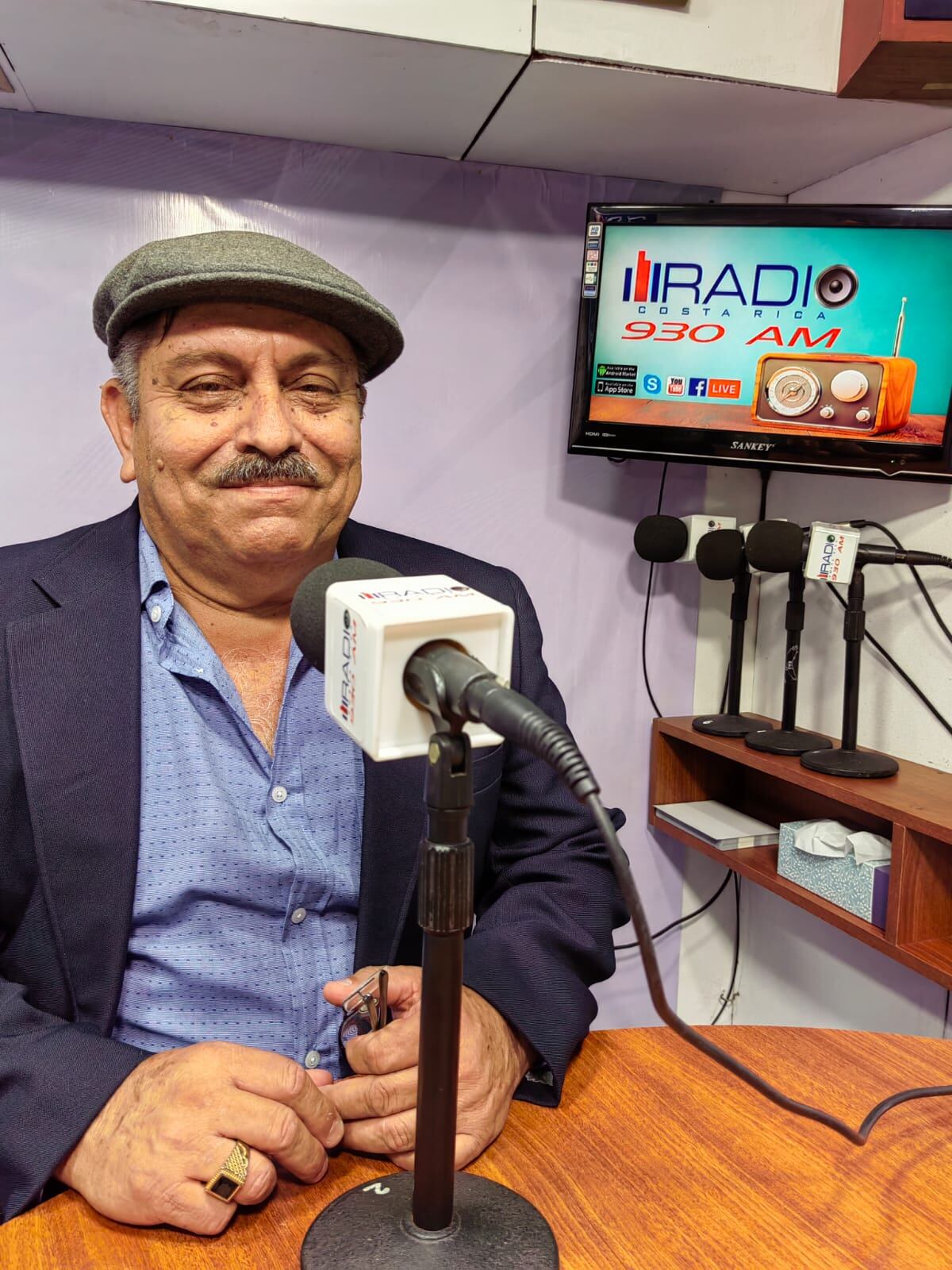 Revista Nica Noticias CR News es un nuevo programa de radio que comenzó este sábado 7 de mayo en Radio Costa Rica (930 AM), de 2 a 3 de la tarde, hecho 100% por comunicadores nicaragüenses exiliados en Costa Rica. El director es el conocido periodista Armando Espinoza Zamora y contará, además, con tres comunicadoras. Solihet Martínez Guerrero, Mariabelén Martínez Sánchez y Mayra Centeno