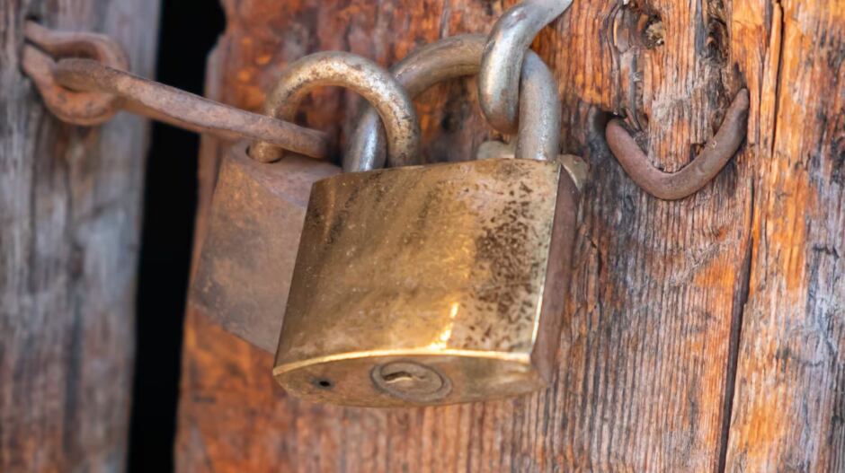 Para esto funciona el agujero que está a la par de la cerradura.