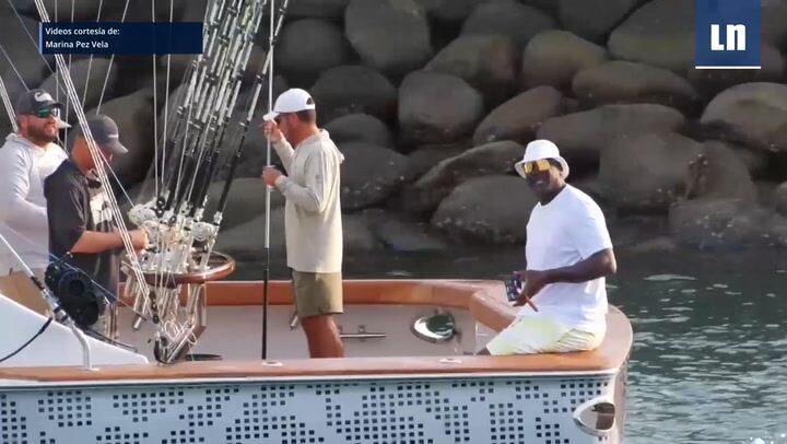 Imagen de Michael jordan vestido de blanco y con sombrero blanco sobre su yate durante un torneo de pesca deportiva en Costa Rica.