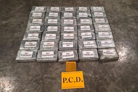 Detienen camión con cajas de relojes suizos caros, pero lo que tenían adentro sorprendió a la policía