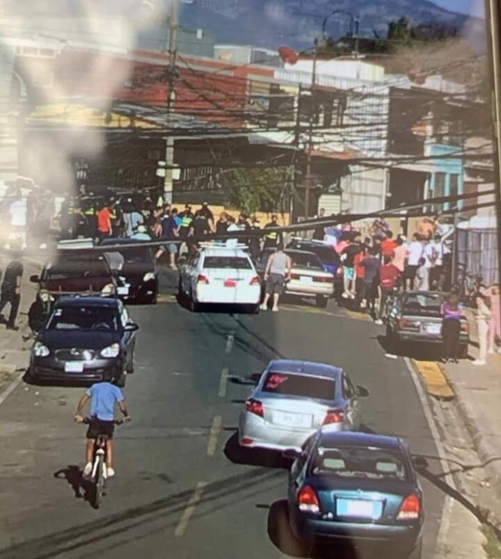 Enfrentamiento entre policías y taxistas informales en León XIII. Foto cortesía.