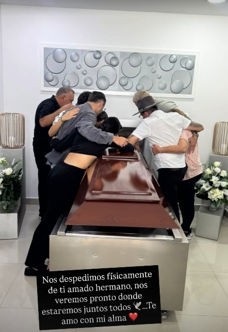 Omar Cascante y su familia le dieron el último adiós a su hermano Gustavo.