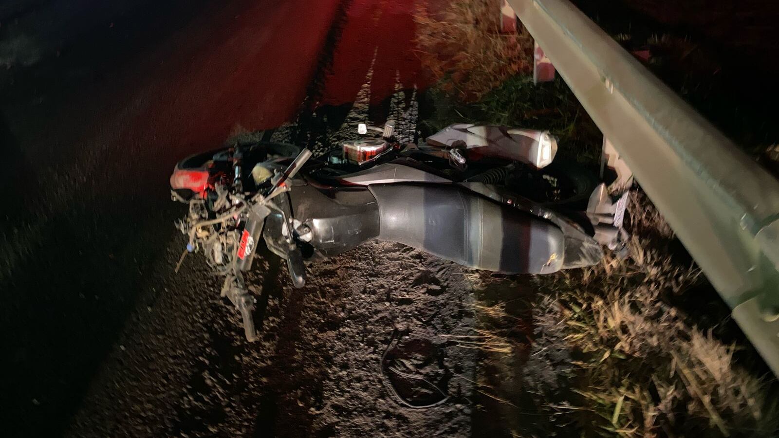 Un motociclista falleció y otro lucha por la vida al sufrir graves lesiones en un choque contra un tráiler en Ochomogo, de San Nicolas, Cartago. Foto: Cortesía