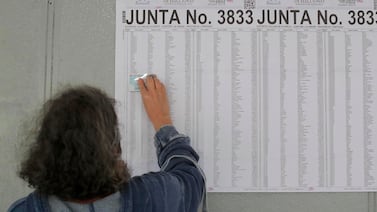 Mujeres y jóvenes, los más indecisos ante las elecciones presidenciales de 2026 en Costa Rica