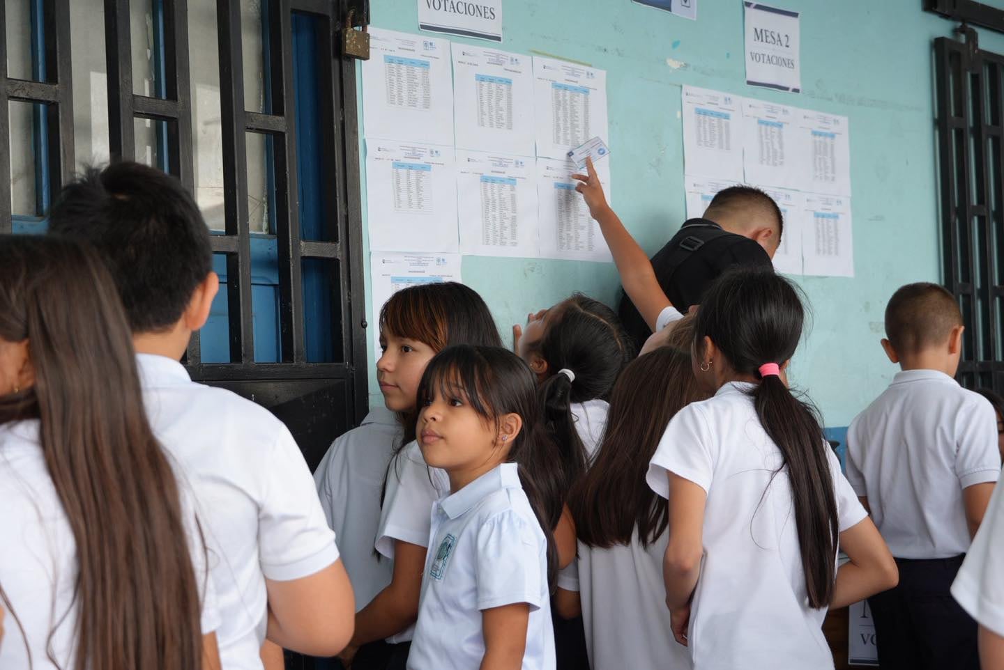 La mañana de este viernes 29 de mayo, el ministro de Educación Pública, Leonardo Sánchez Hernández, participó en la jornada electoral estudiantil de la Escuela Naciones Unidas, en San José, donde se ejerce el voto electrónico.