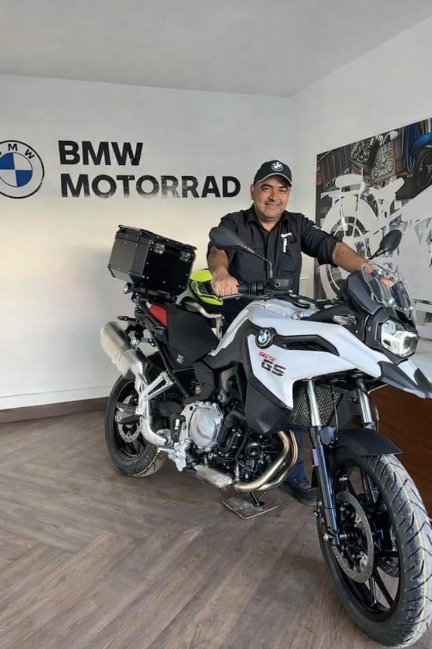 Marco Rivera anda feliz de la vida en su moto BMW 850 GS