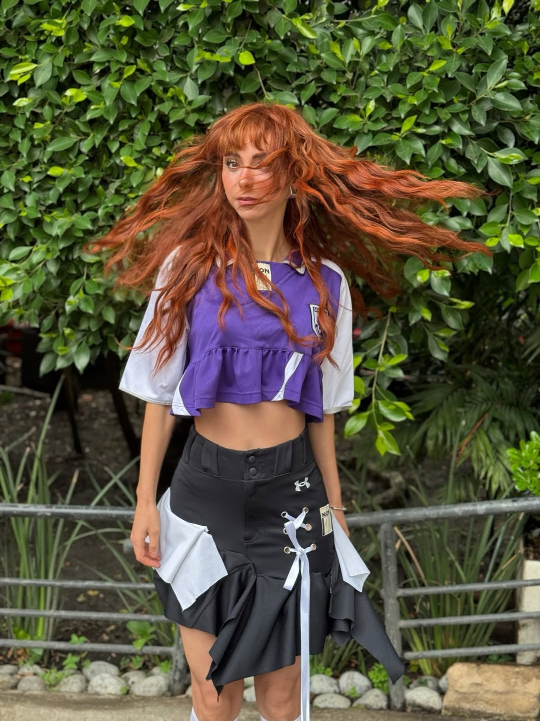 Natalia Téllez, actriz mexicana, utilizó una camiseta del Saprissa en un programa en México.