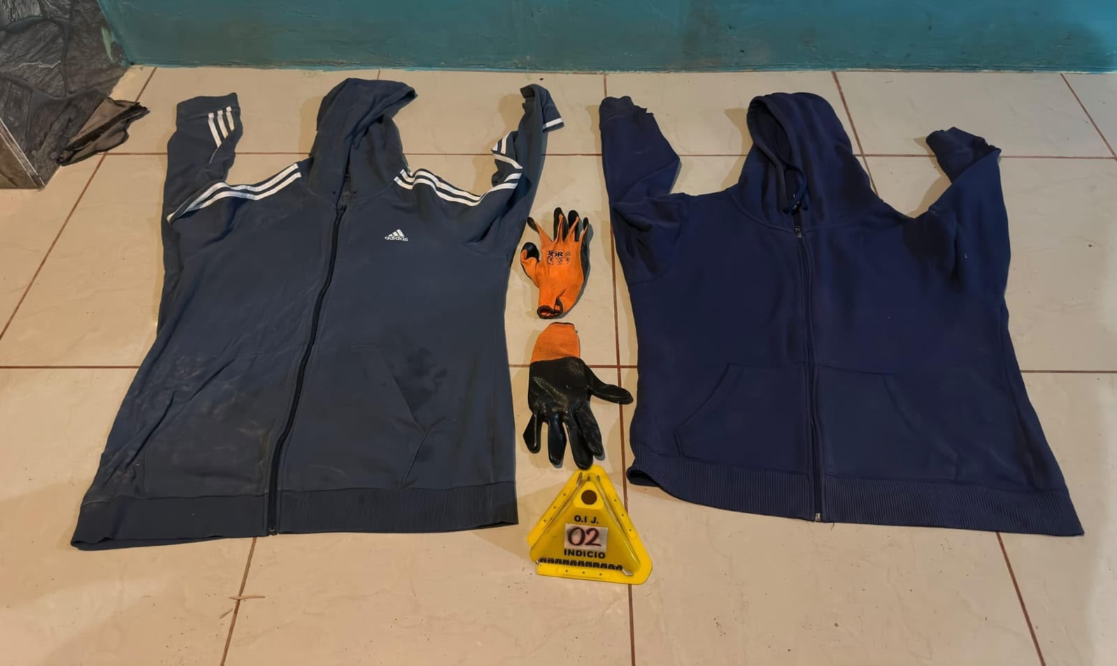 Los sospechosos aún guardaban la ropa que, en apariencia, usaron el día del ataque.