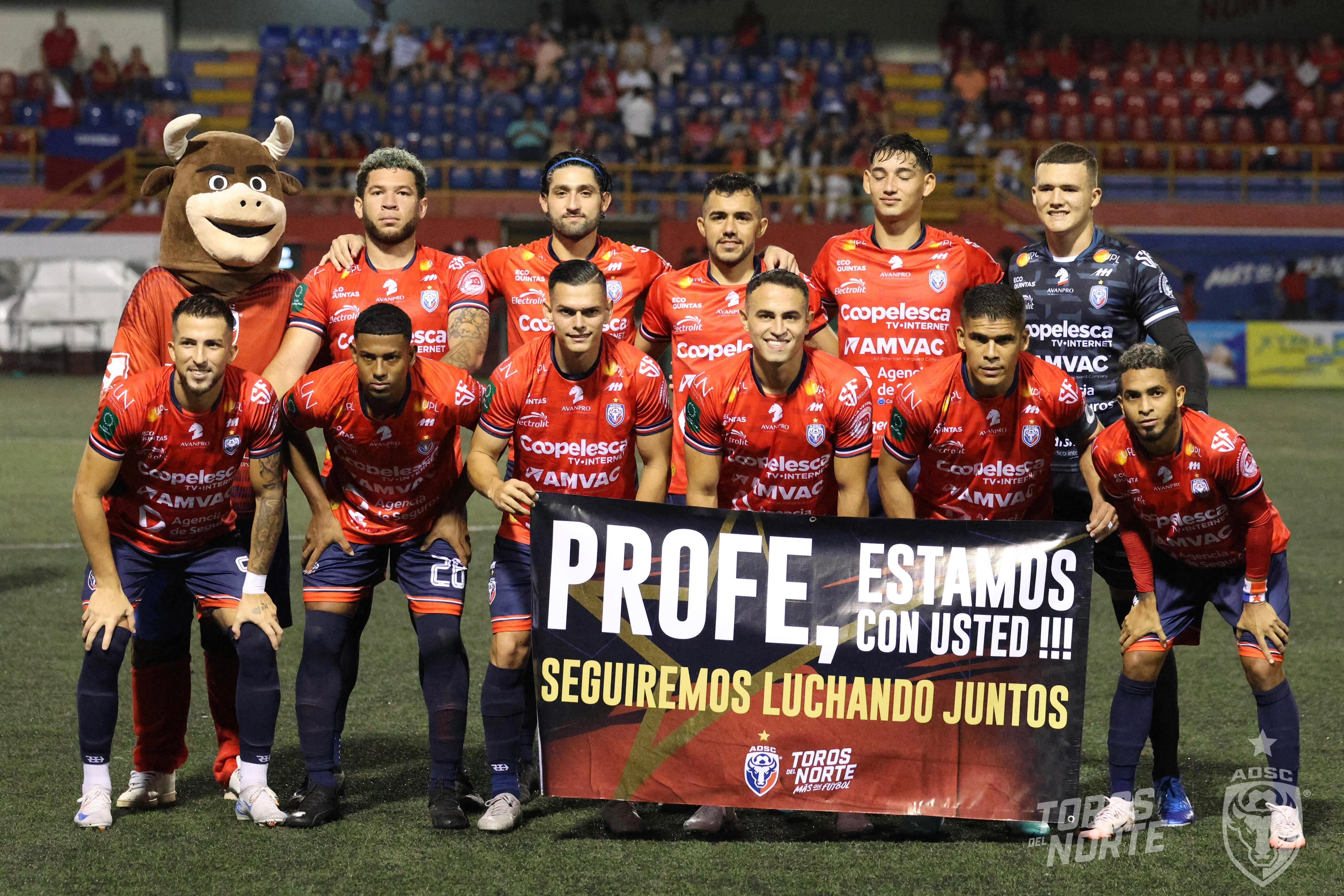Los jugadores de San Carlos mostraron su apoyo a su técnico, Luis Marín. Los futbolistas sacaron una pancarta con un mensaje para Marín.