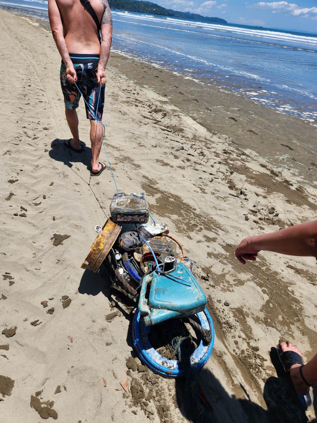 Impresionante cantidad de basura que sacó la playa en el Parque Nacional Marino Ballena en Uvita