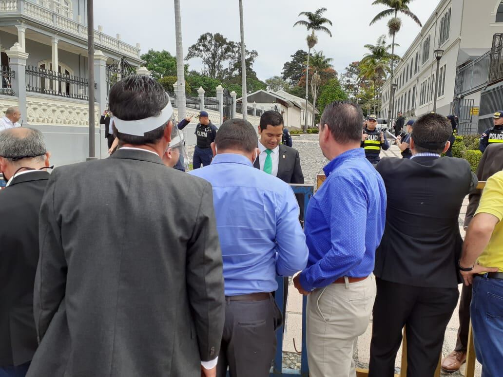Alcaldes en pelota se manifiestan frente a la Asamblea Legislativa