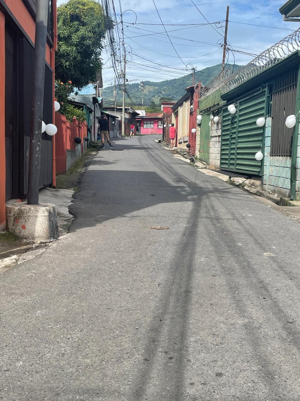 Vecinos muestran con globos su solidaridad y amor para víctimas de incendio en San Juan de Dios