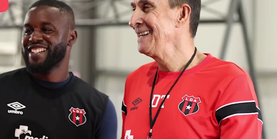 Alexandre Guimaraes se encontró con Joel Campbell en el camerino de Liga Deportiva Alajuelense y lo hizo reír.