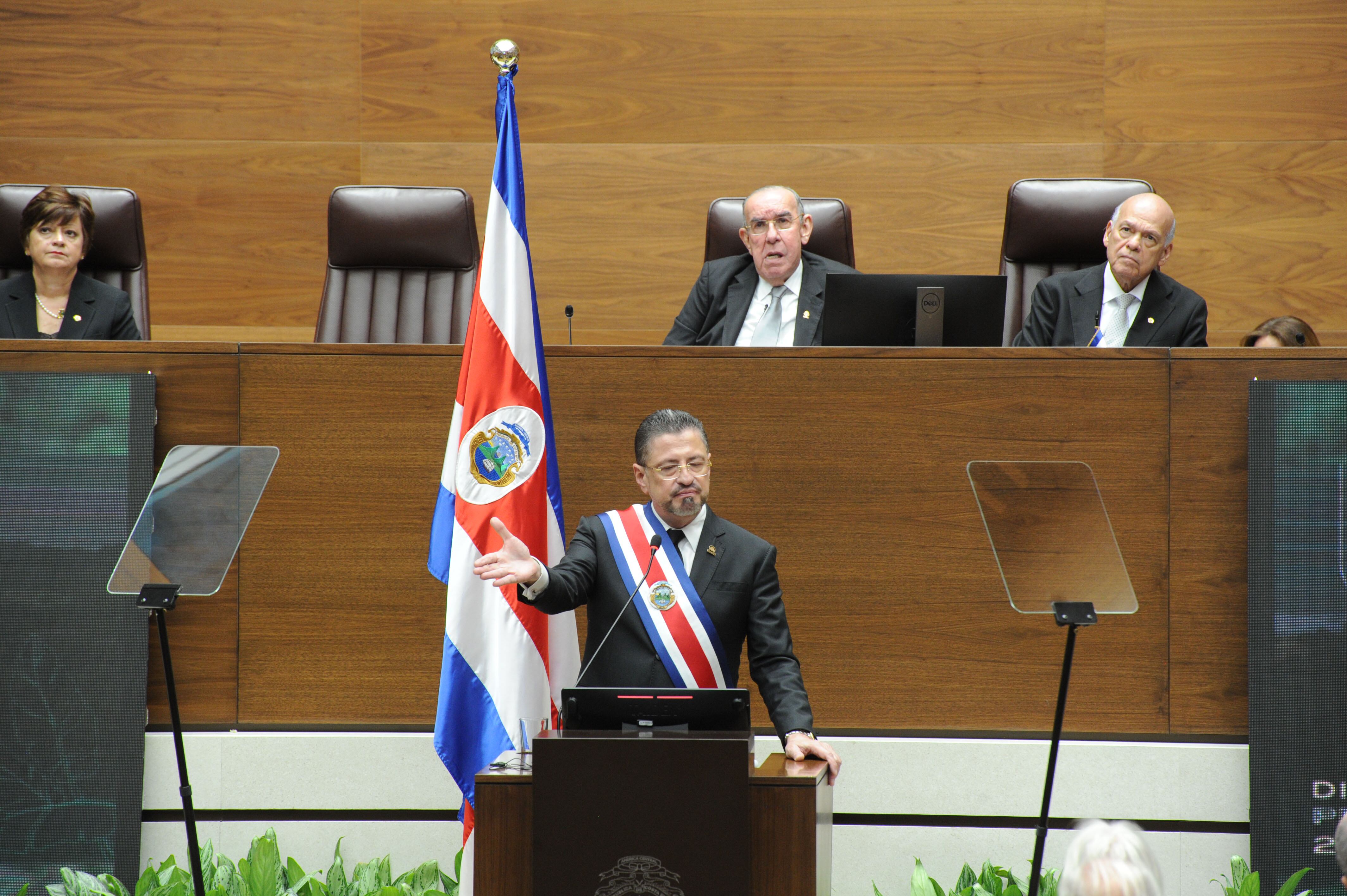 El plan para prohibir la doble postulación fue incluido por el presidente Rodrigo Chaves en la agenda de sesiones extraordinarias del Congreso. Foto: