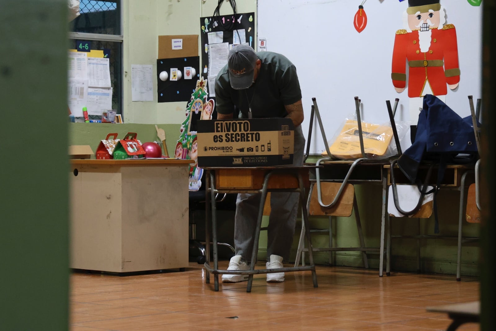 Apertura de mesa en la Escuela Central de Tres Ríos, donde la oficial de tránsito Cristen Arias emitió sufragio. Foto Jonathan Jiménez