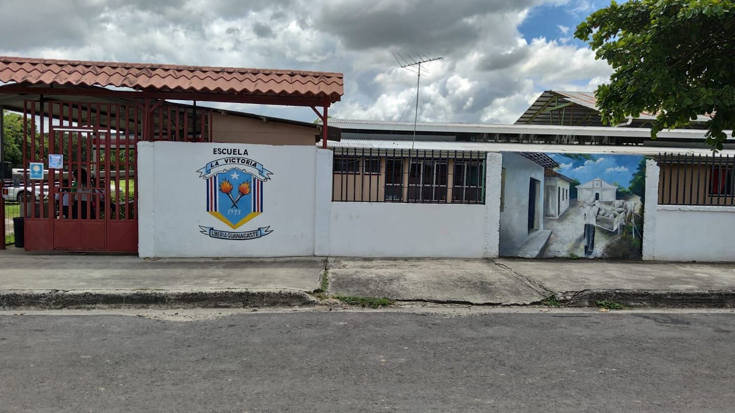 Lo dos hijos de Brenda se graduaron en la Escuela La Victoria, en Liberia. Foto Facebook.