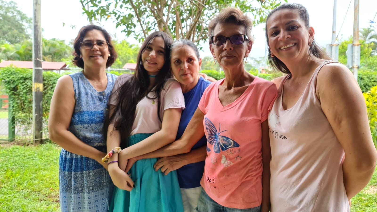 Angelina Lazzara Chaves, tiene 18 años y fue una de la estudiantes que logró 900 puntos, nota perfecta, en el examen de admisión 2025-2026 de la Universidad Nacional (UNA). En la foto de izquierda a derecha: Maritza Chaves Castro (mamá), Angelina, Olga Chaves Castro (tía), Gladys Chaves Castro (tía, segunda mamá) y Rosalyn Fijeac Chaves (tía).