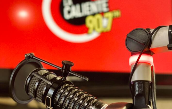 Cabina de radio, emisora La Caliente