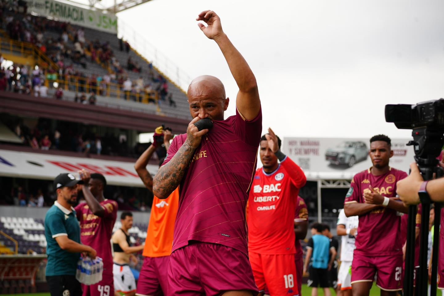 Ricardo Blanco no pudo contener su emoción, al volver a jugar con Saprissa. Foto: El podcast de la hinchada.