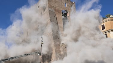 Tragedia en Roma: se derrumba histórica torre medieval cercana al Coliseo con una persona adentro