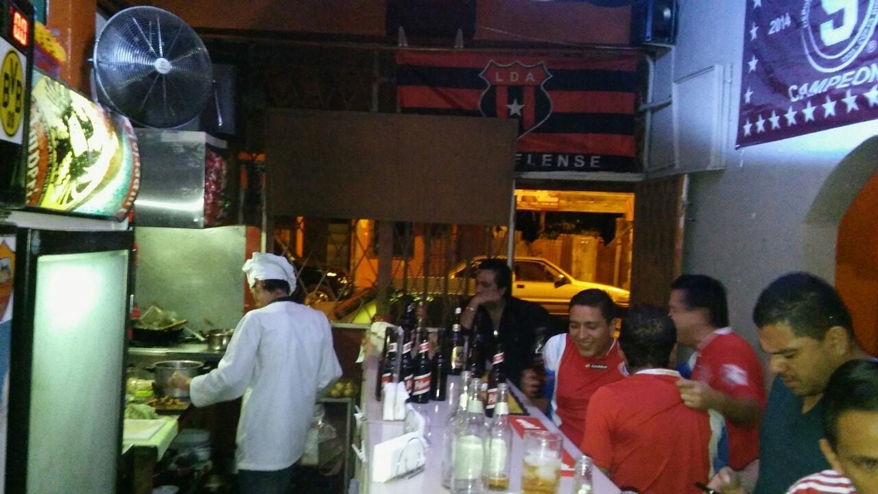 Asobarest y el Gobierno discuten si ponerle divisiones totales a los clientes en las barras de un bar o una cantina para evitar el coronavirus.En la foto, la barra del bar Juancitos en San José