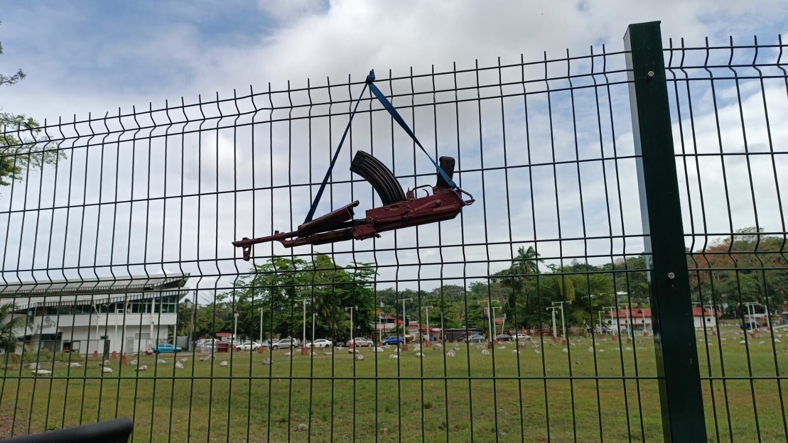Algunos de los agresores dejaron las armas tiradas cerca de la playa.