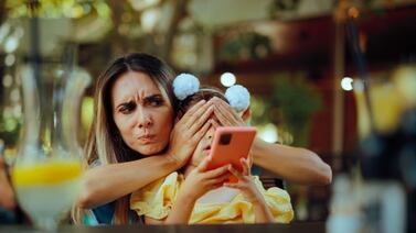 Exceso de tiempo frente a pantallas en la infancia aumentaría riesgo de peligrosas enfermedades