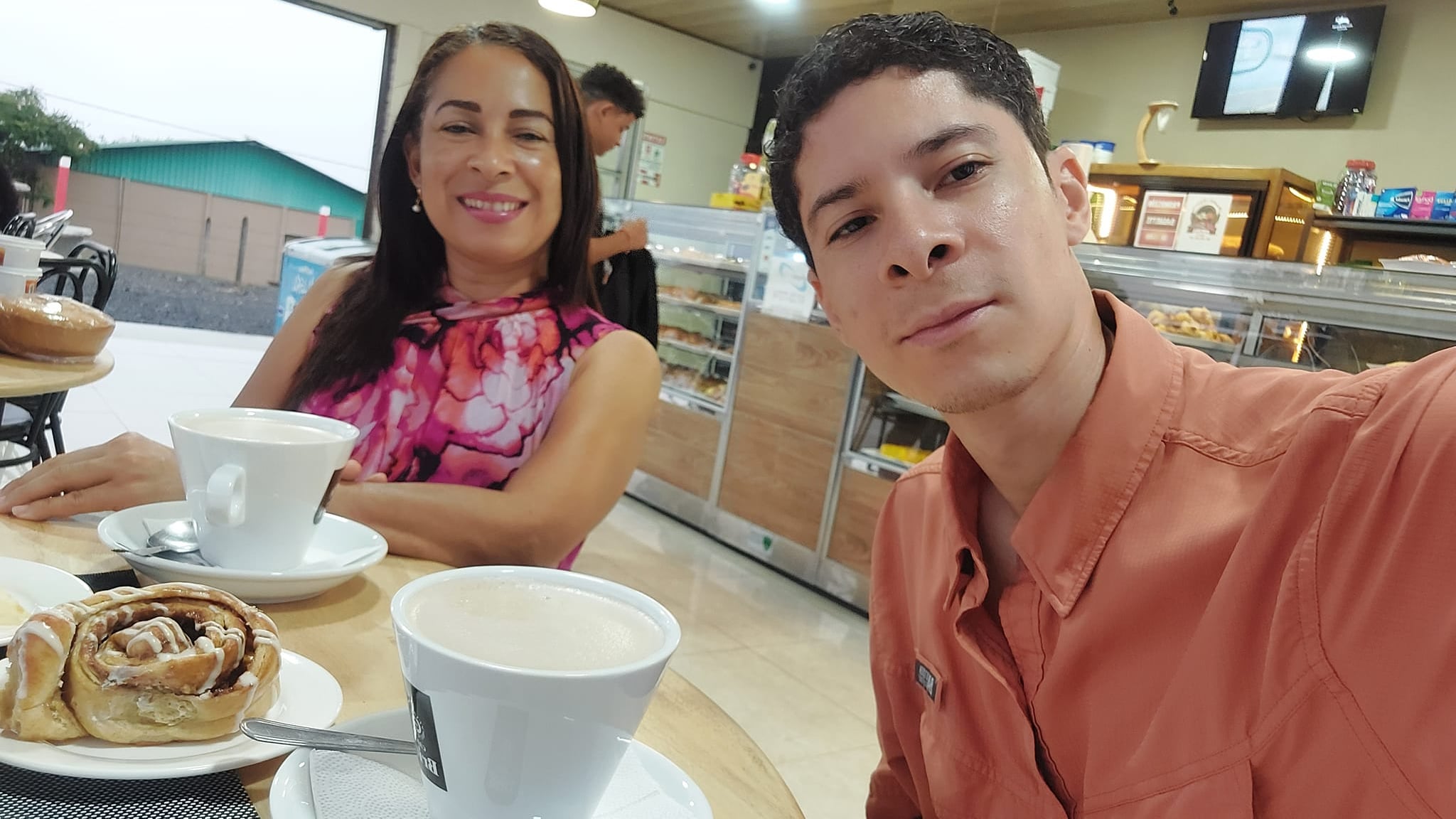 Esta imagen muestra a Eva Prendas junto a su hijo Jean Franco Segura Prendas, de 28 años, una de las víctimas del accidente de avioneta que ocurrió en las montañas de Escazú el lunes 25 de noviembre del 2024.