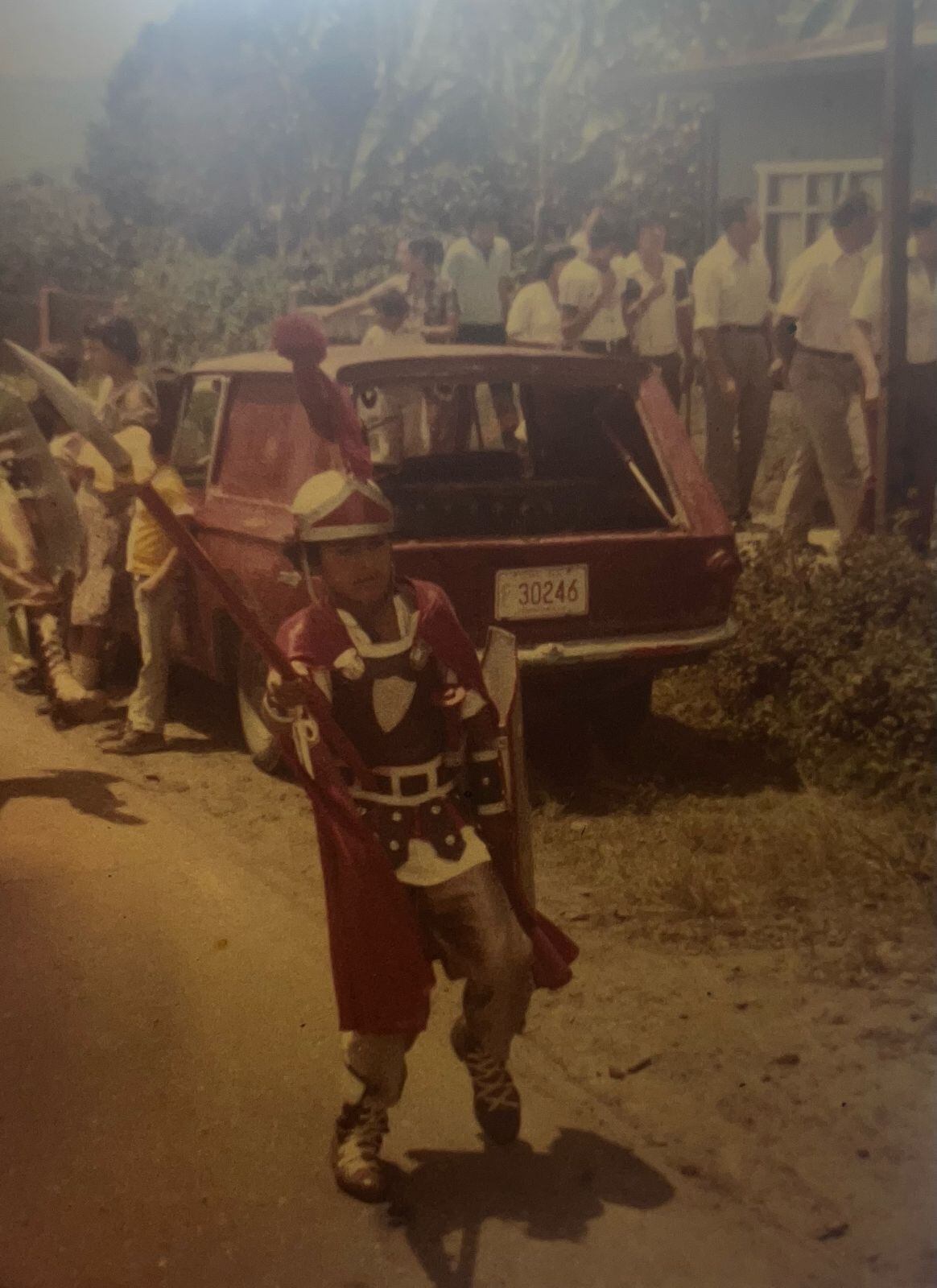 Efraín Quirós Vargas, tiene 57 años y desde los 8 forma parte de la Hermandad de Jesús Nazareno, una de las más tradicionales de todo Cartago. Este 2025 celebra con el corazón lleno de gratitud y amor a Dios sus 49 años como soldado romano.