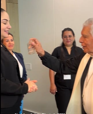 Monseñor José Francisco Ulloa visitó la oficina de la diputada del PLN por Puntarenas, Norjelens Lobo y la bendijo hasta con agua bendita e incluso realizó una oración, o sea, le hizo una limpia.