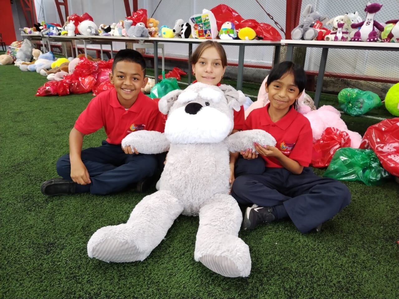 Kenneth Sánchez es un niño de 11 años que vive en Hatillo y que el domingo pasado fue al estadio Ricardo Saprissa con un peluche para donarlo ante el llamado que hicieron el equipo morado y la Asociación Obras del Espíritu Santo. En la foto, de izquierda a derecha, Steven Mercado Vallecillo, Evanny Segura Venegas y María Gabriela Estrada Sánchez, niños de Obras del Espíritu Santo.