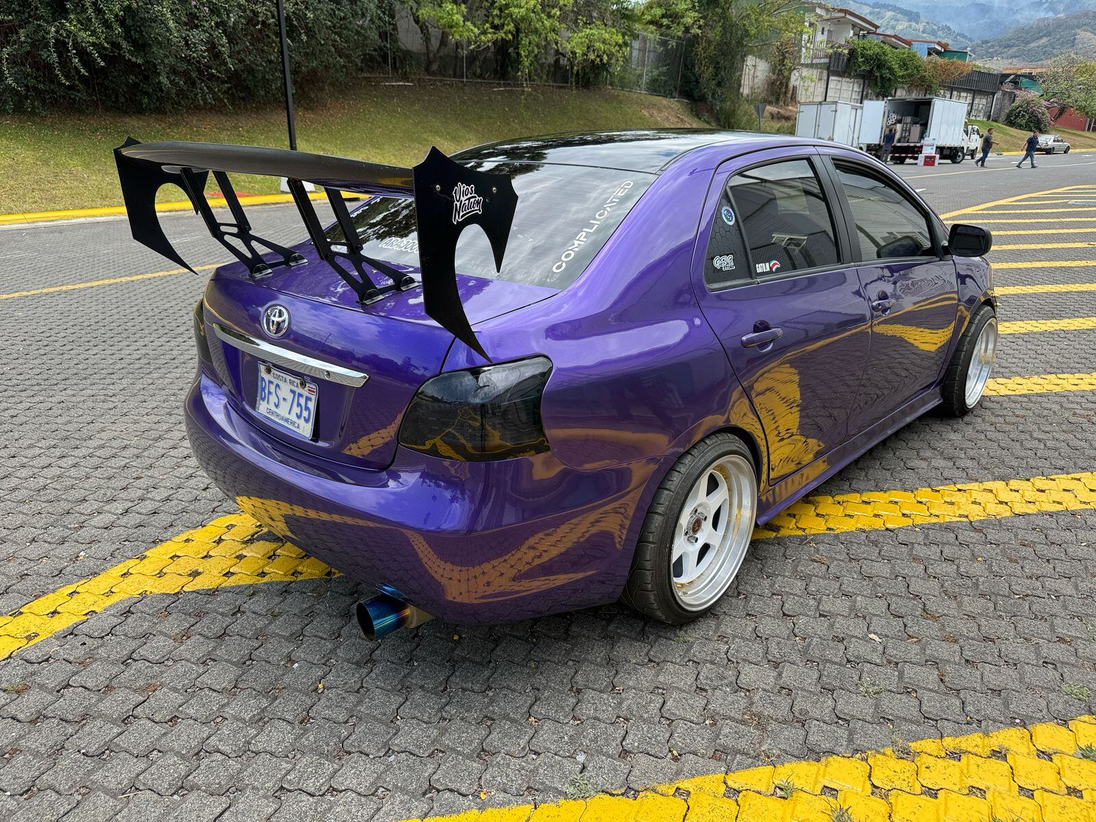 Yaris 2007, David Morales, morado intenso, chuzo de la semana